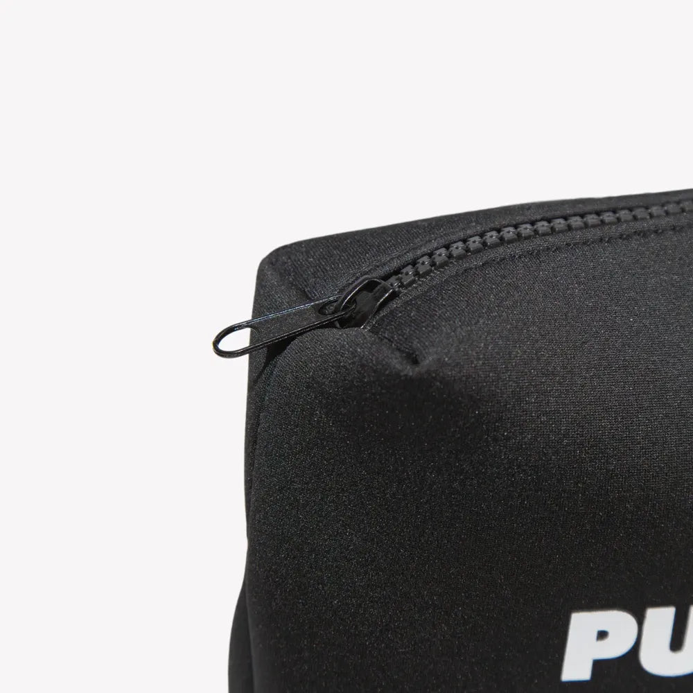 PUR HAIR Travel Bag, in schwarz mit weißem Logo, Nahaufnahme Reißverschluss
