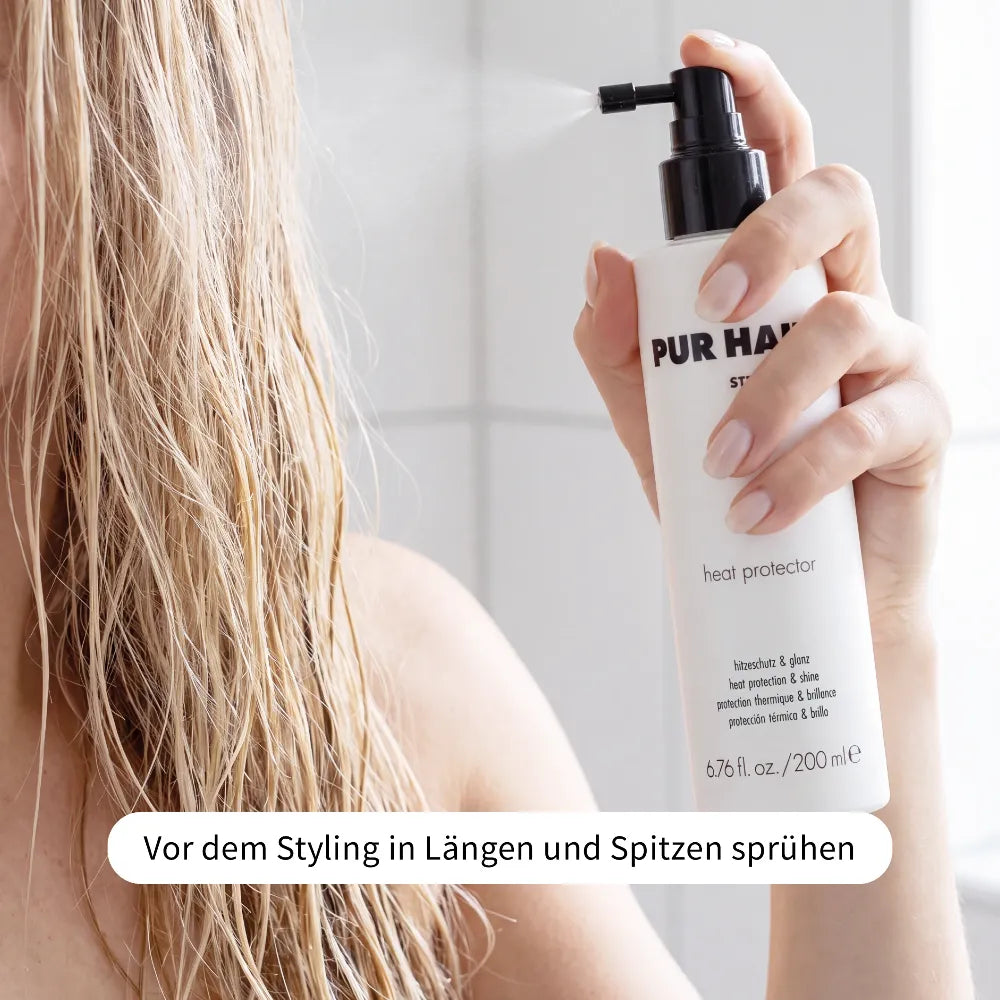 Hand sprüht den PUR HAIR Heat Protector auf handtuchtrockene Haar. Das Hitzeschutzspray wird vor dem Styling gleichmäßig in Längen und Spitzen aufgetragen.
