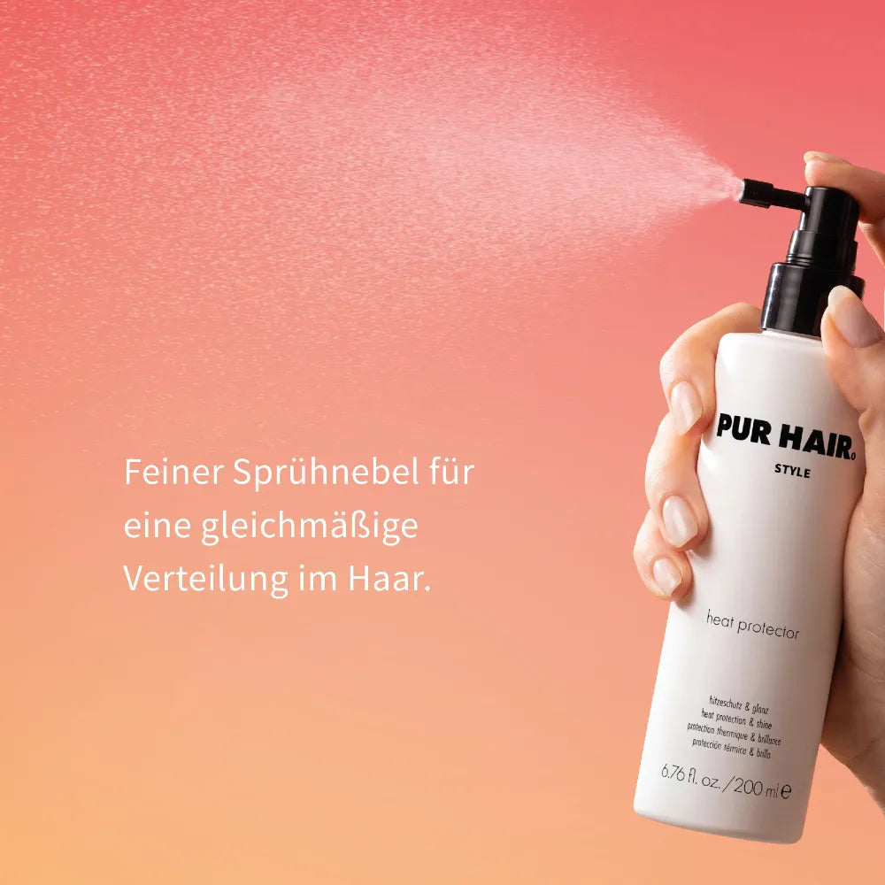 Hand sprüht den PUR HAIR Heat Protector mit feinem Sprühnebel für eine gleichmäßige Verteilung im Haar.