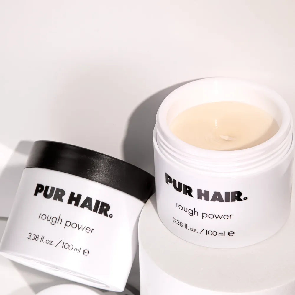 Offener weißer Tiegel PUR HAIR Rough Power Haarstyling-Creme, 100 ml, mit cremiger Textur. Styling-Wachs für flexiblen Halt und Struktur