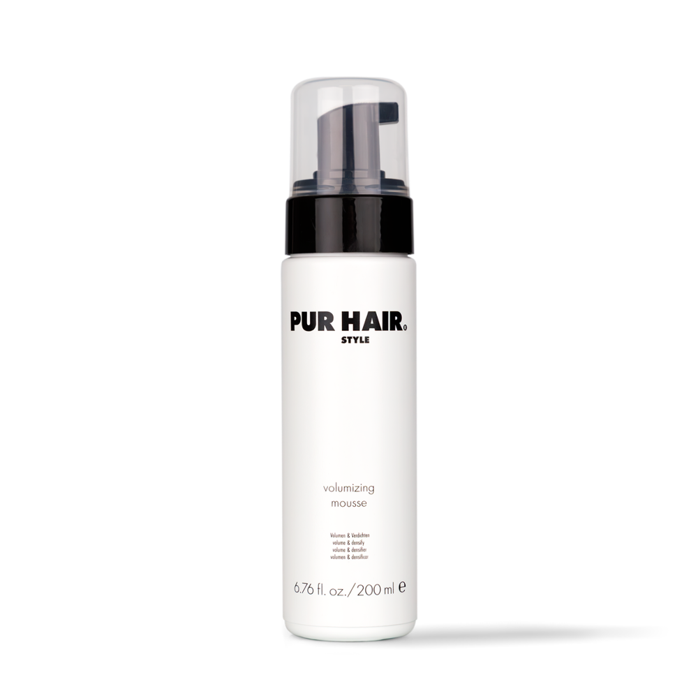 PUR HAIR Volumizing Mousse in weißer Flasche mit schwarzem Dispenser, 200 ml
