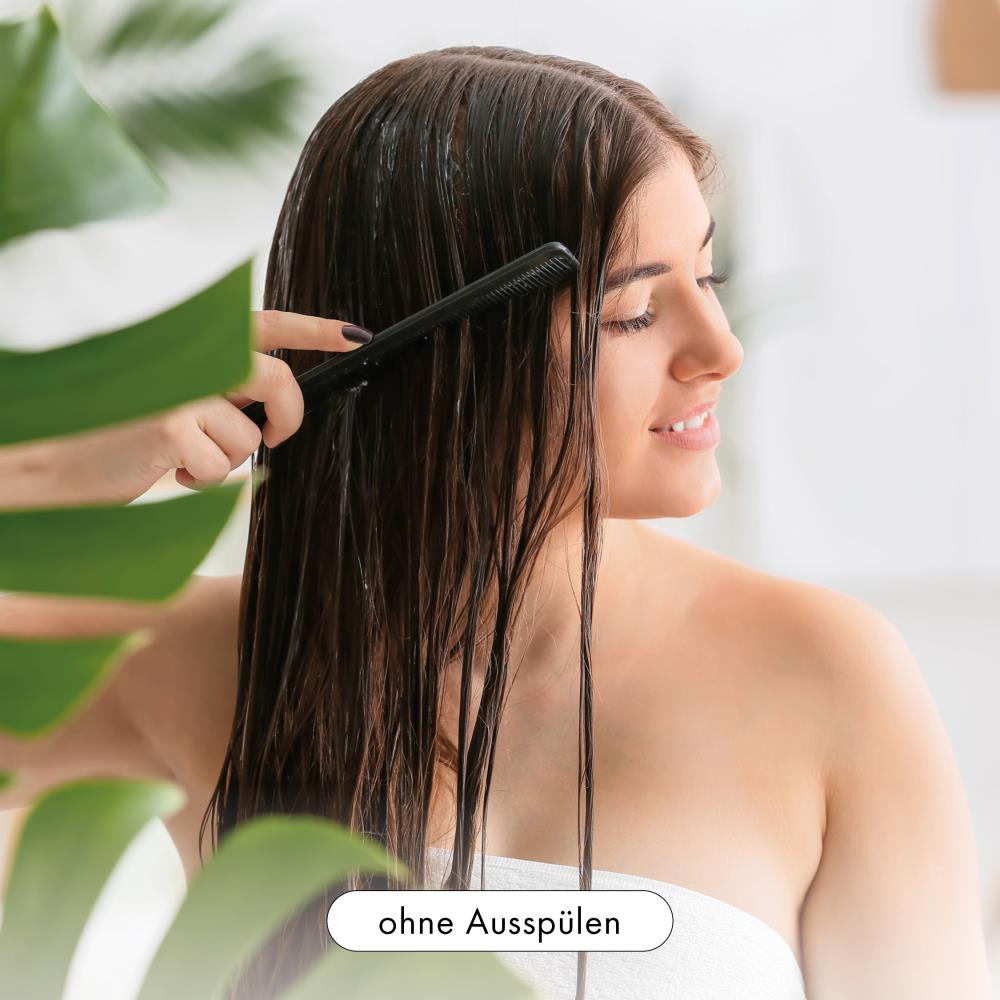 Frau mit langen braunen Haaren kämmt sich das Haar, Produktmerkmal: ohne Ausspülen