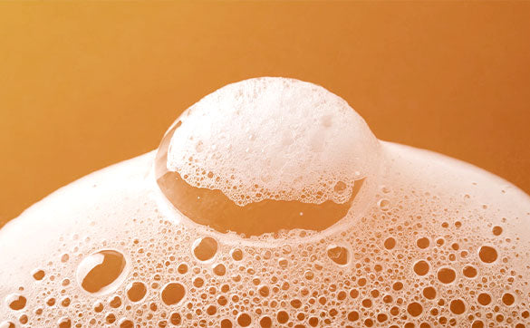 Schaumbläschen vom Shampoo mit Amiosäuren im DECA-AMINO-PLEX