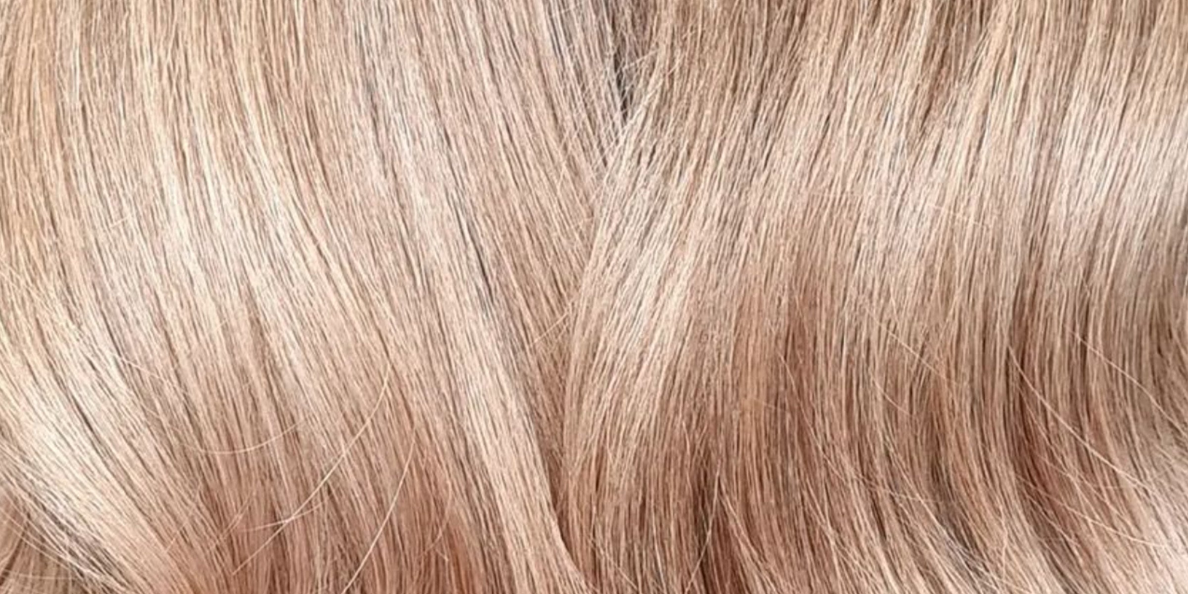 Blondiertes Haar, glänzend und seidig in der Struktur.