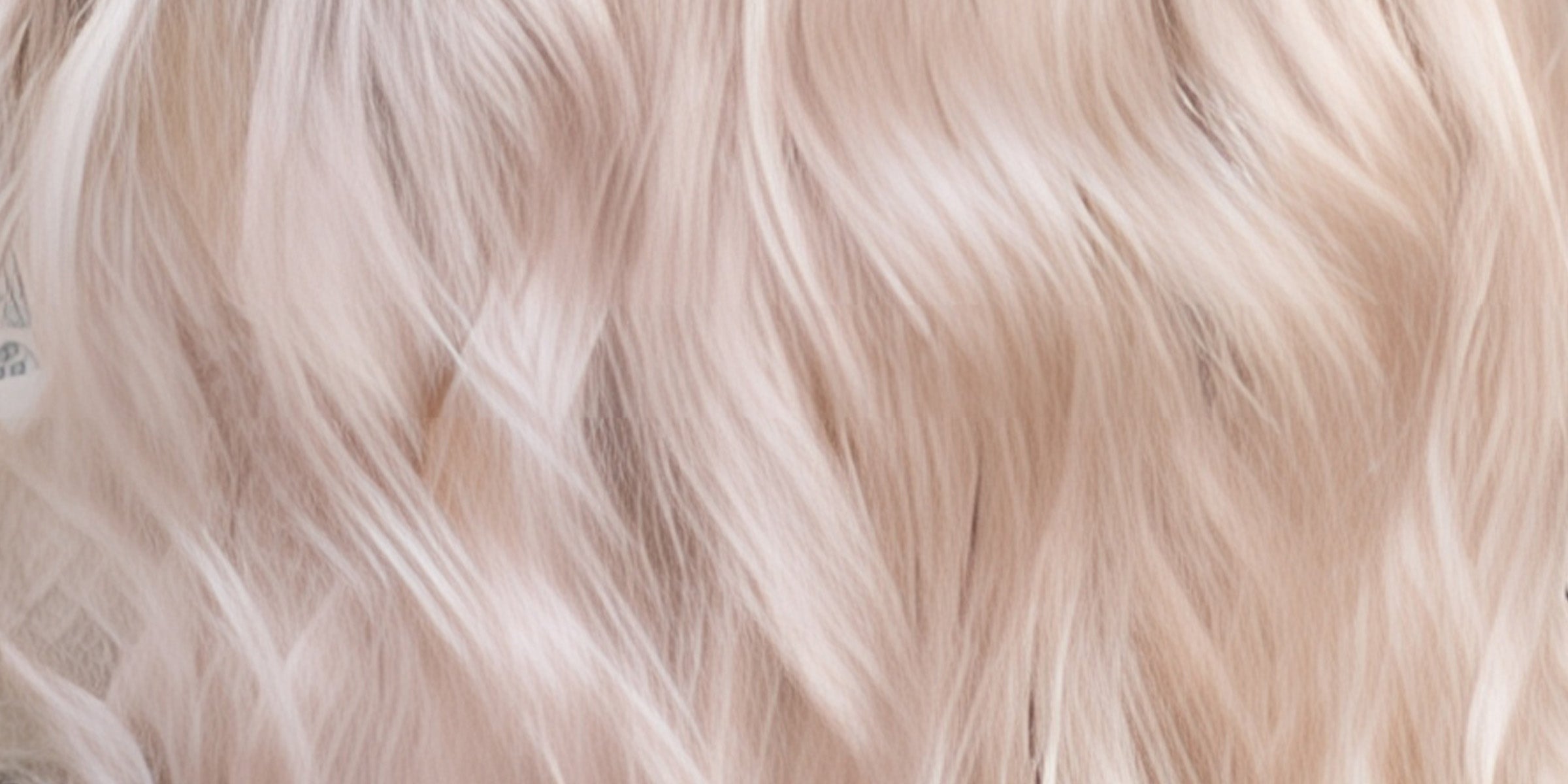 Blondiertes Haar, geschmeidig und seidig in der Struktur.