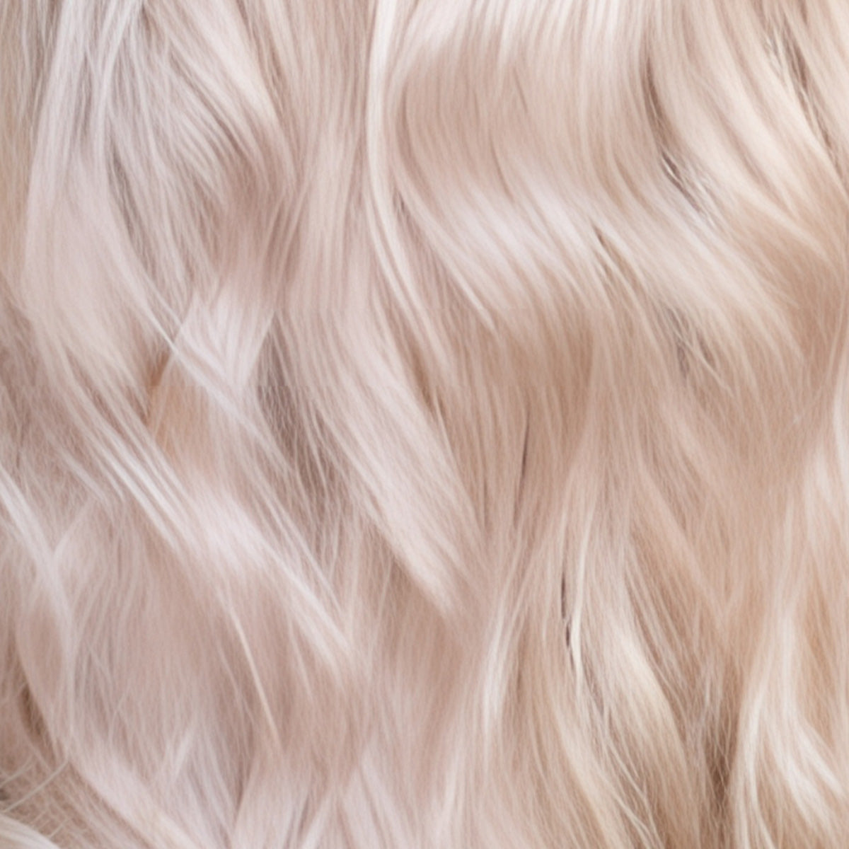 Blondiertes Haar, geschmeidig und glänzend in der Struktur.