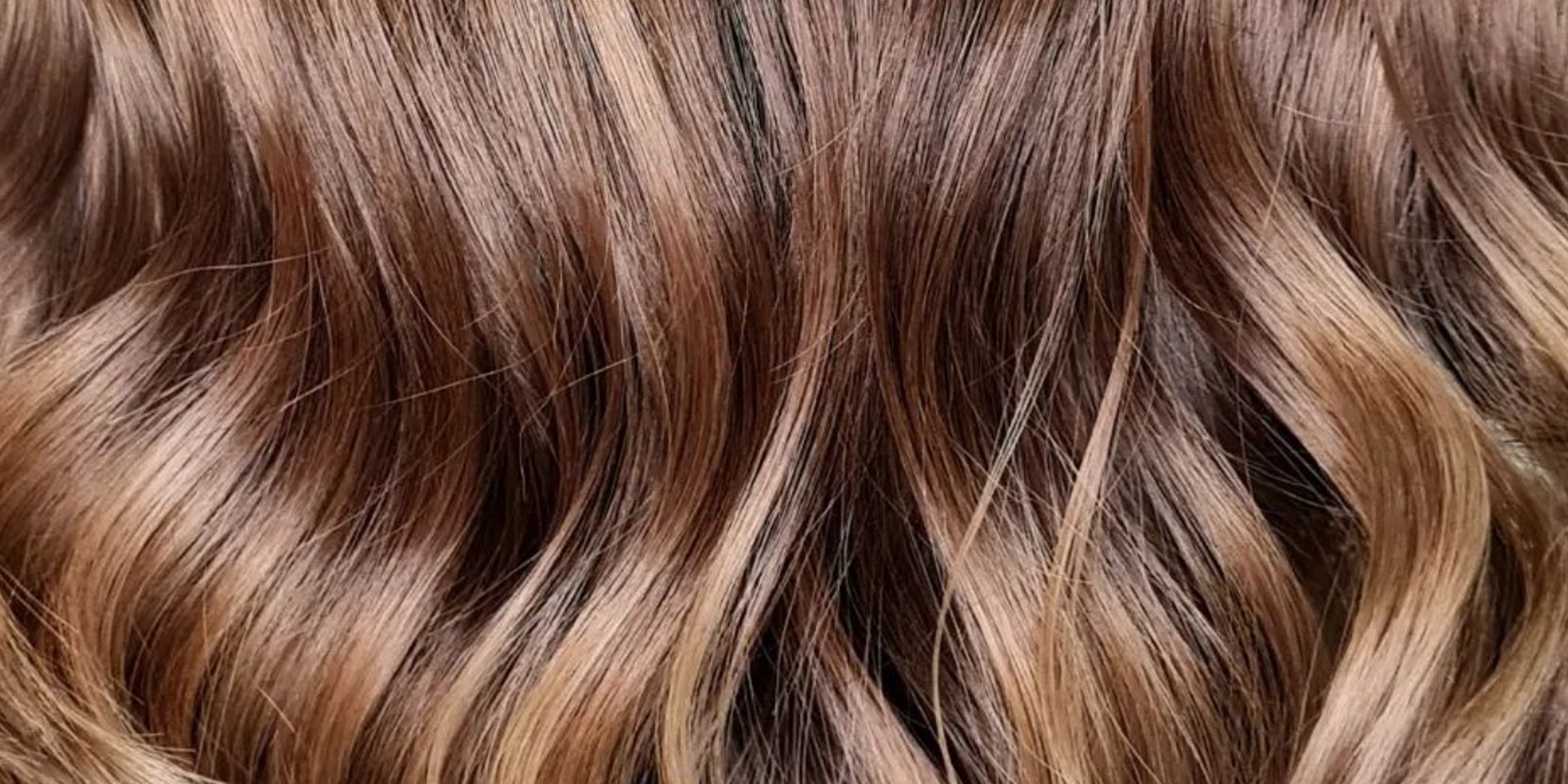 Feines braunes Haar, kräftig und glänzend in der Struktur.