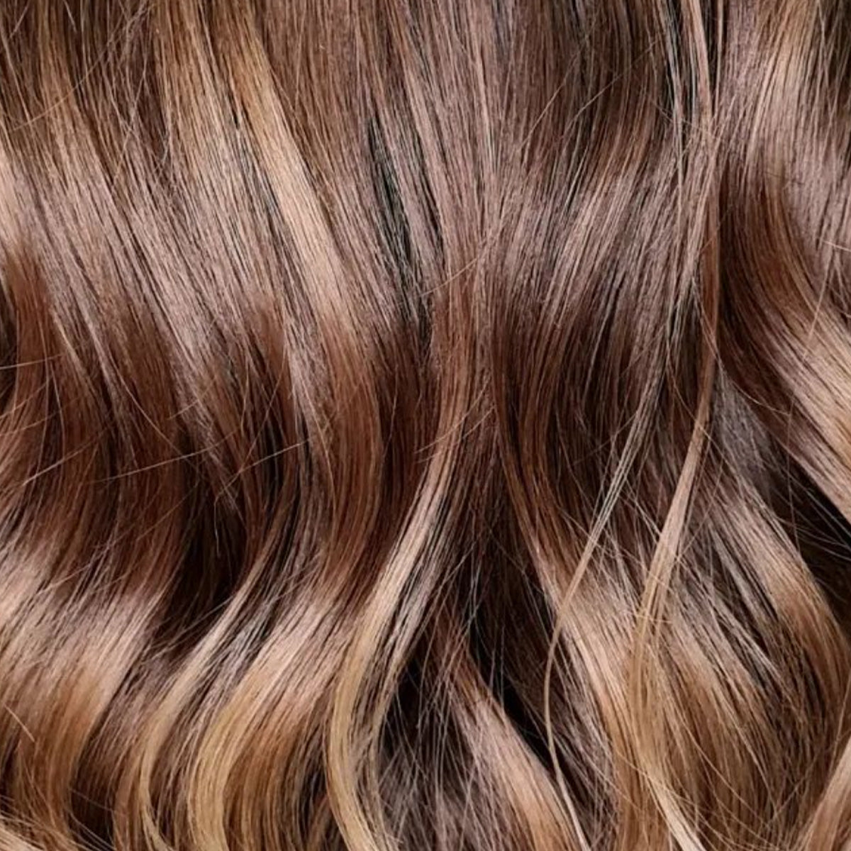 Feines braunes Haar, kraftvoll und glänzend in der Struktur.