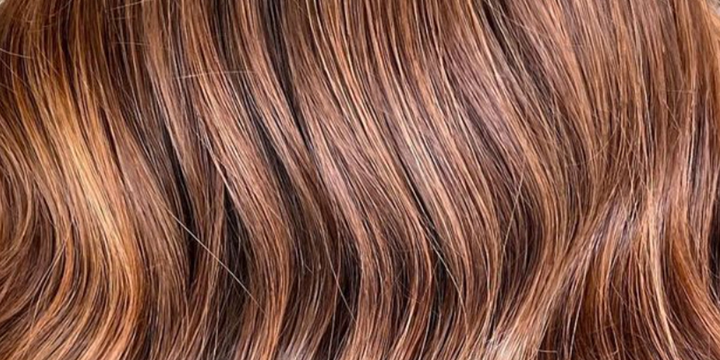 Gefärbtes braunes Haar, krräftig und glänzend in der Struktur.