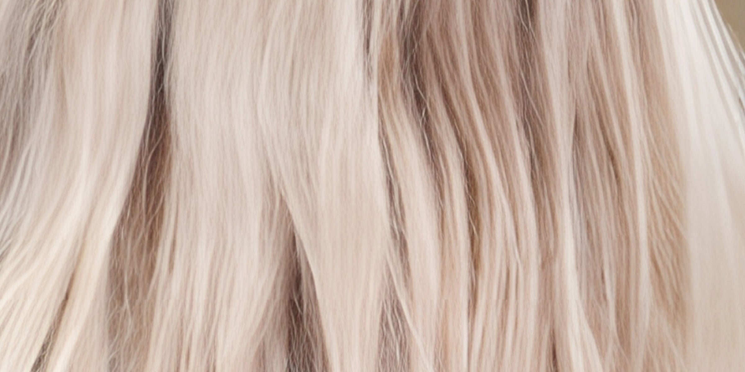 Blondiertes Haar, matt und strohig in der Struktur.