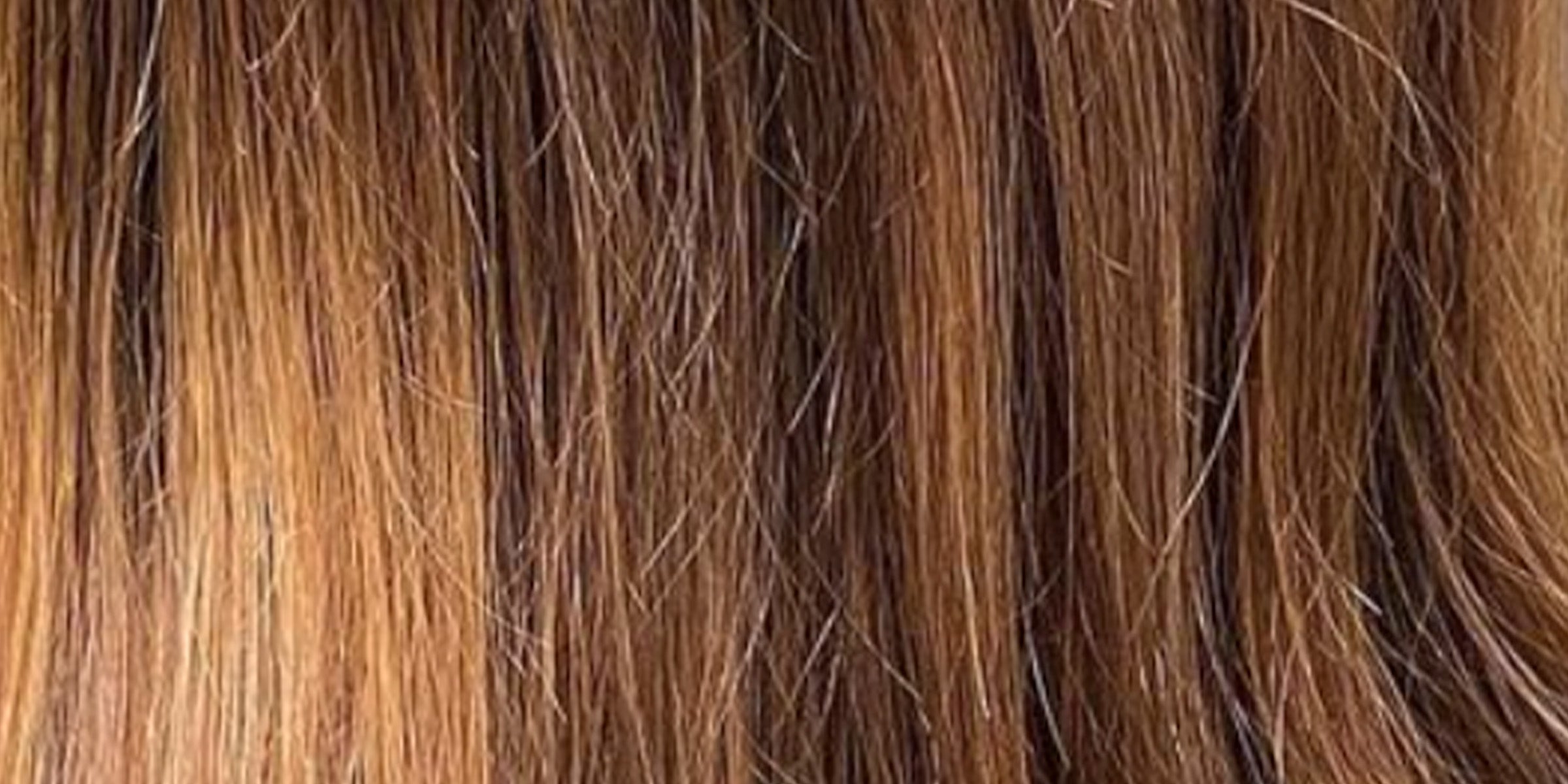 Gefärbtes braunes Haar, schwach und brüchig in der Struktur.