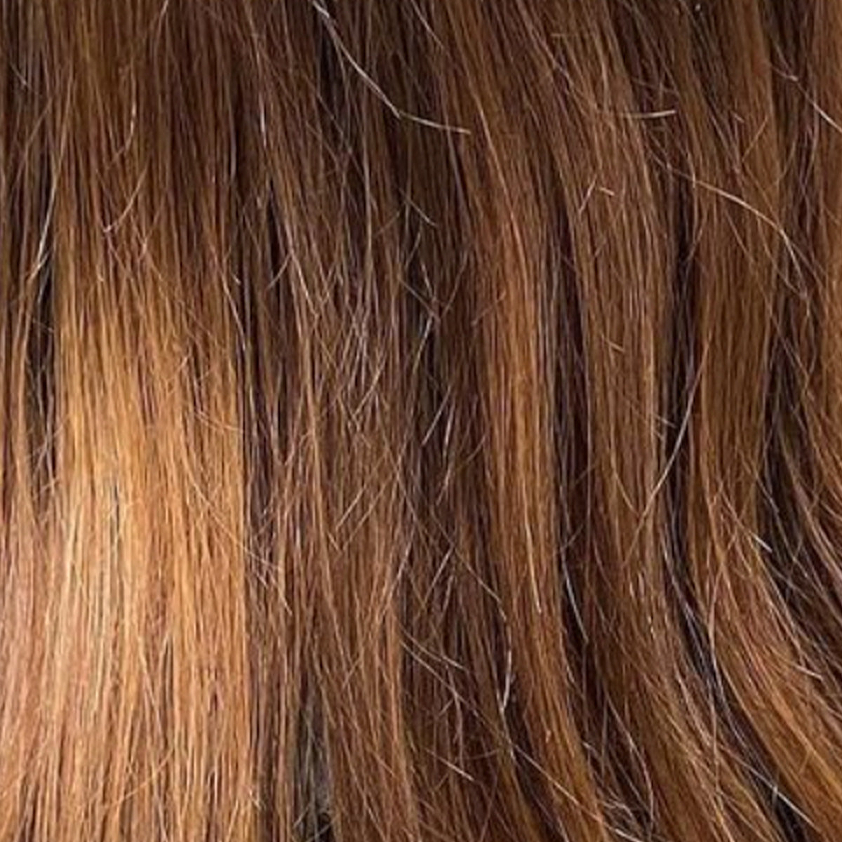 Gefärbtes braunes Haar, fein und brüchig in der Struktur.