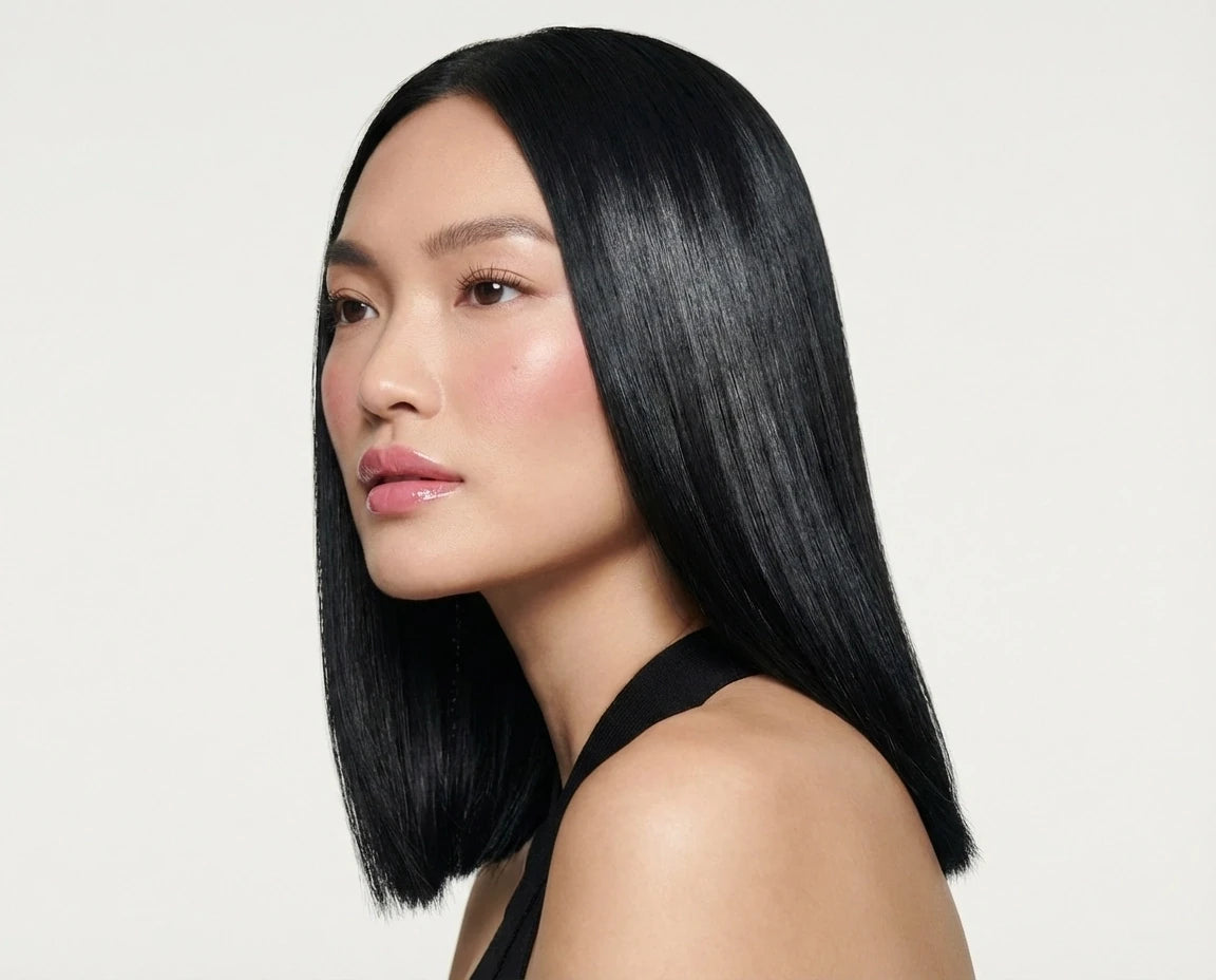 Frau mit sleekem, tiefschwarzem Bob und Spiegelglanz – perfektes Glass Hair mit präzisem, glattem Schnitt.