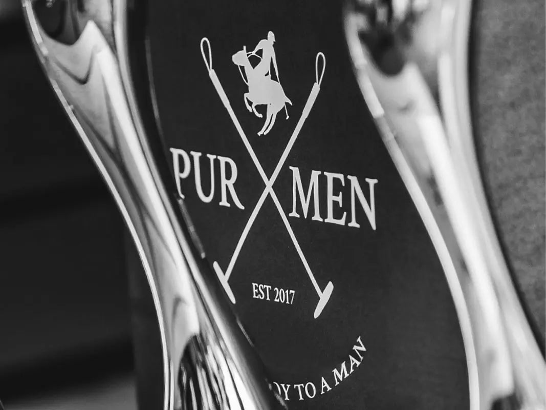 PUR MEN Logo hinter glänzender Front