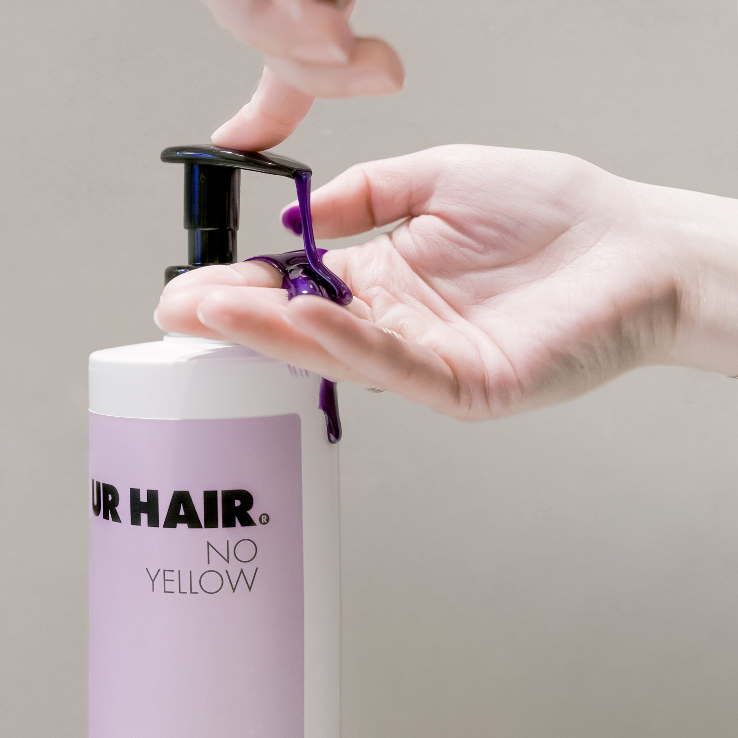 PUR HAIR No Yellow 1000 ml, Finger pumpt violettes Silbershampoo auf die Hand
