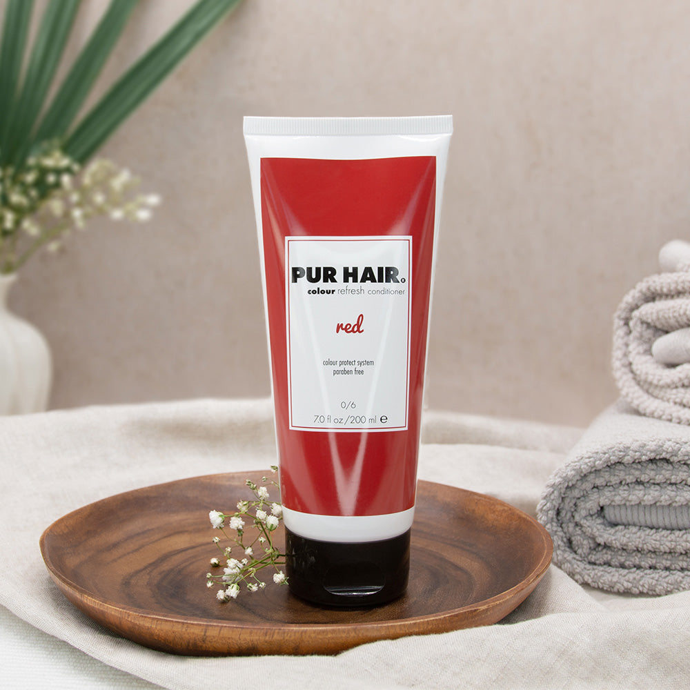 PUR HAIR Colour Refreshing Mask Red – Farbauffrischungsmaske für rotes Haar in 200 ml Tube, dekorativ auf Holzschale mit Handtuch und Pflanzendeko