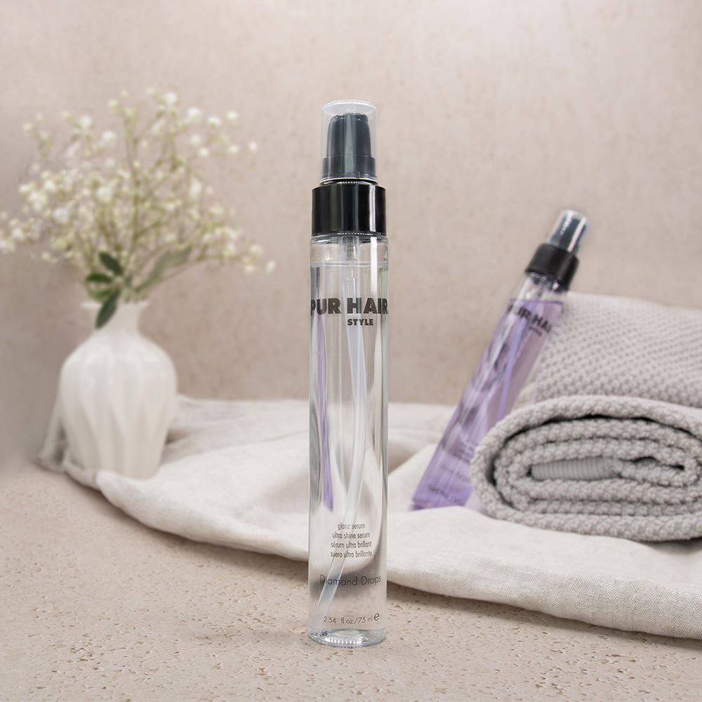 PUR HAIR Style Diamond Drops Haarstyling Glanz Serum, 75 ml, dekorativ inszeniert mit Handtuch, Vase und Pflanzen für natürliche Pflege und Styling im Bad