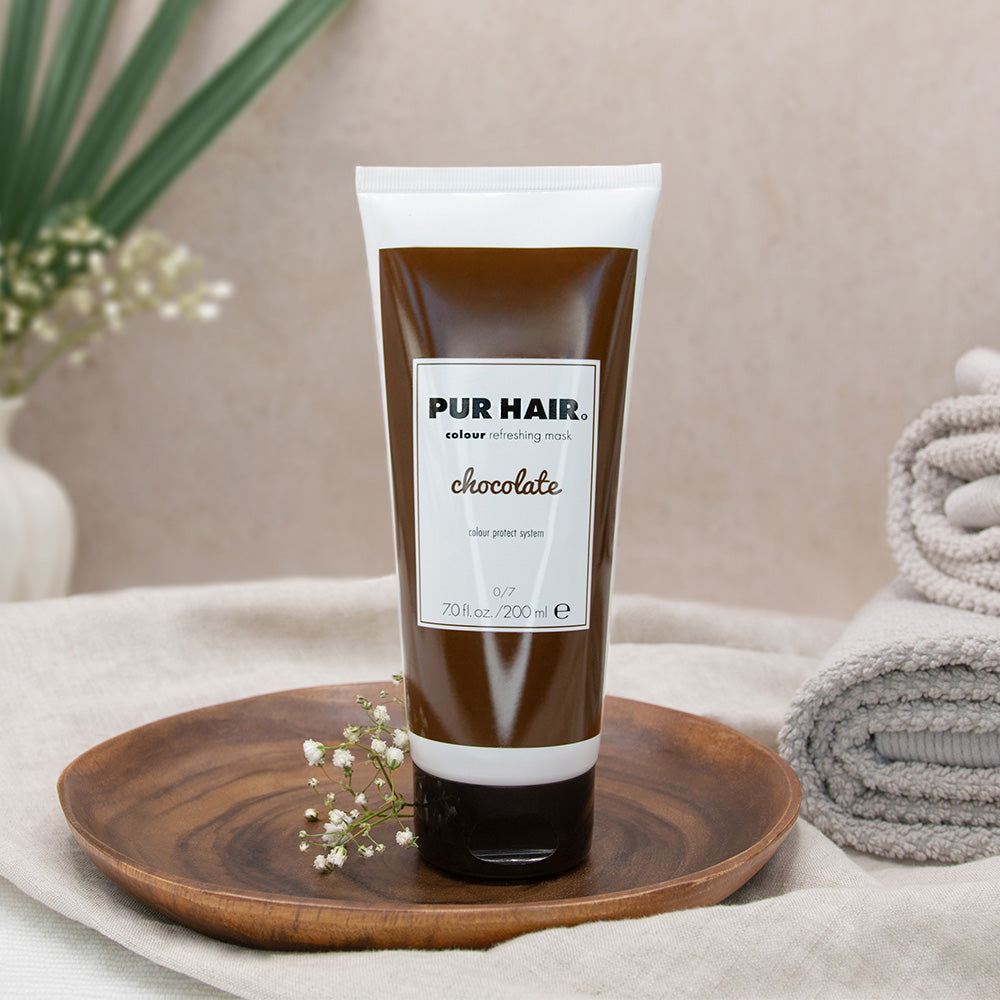 PUR HAIR Colour Refreshing Mask Chocolate – Farbauffrischungsmaske für braunes Haar in 200 ml Tube, dekorativ auf Holzschale mit Handtuch und Pflanzendeko