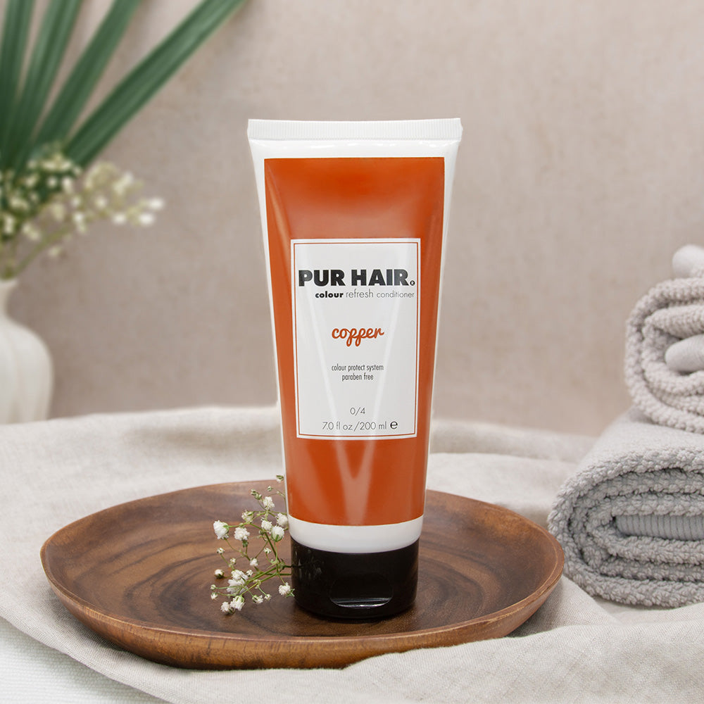 PUR HAIR Colour Refreshing Mask Copper – Farbauffrischungsmaske für kupferfarbenes Haar in 200 ml Tube, dekorativ auf Holzschale mit Handtuch und Pflanzendeko