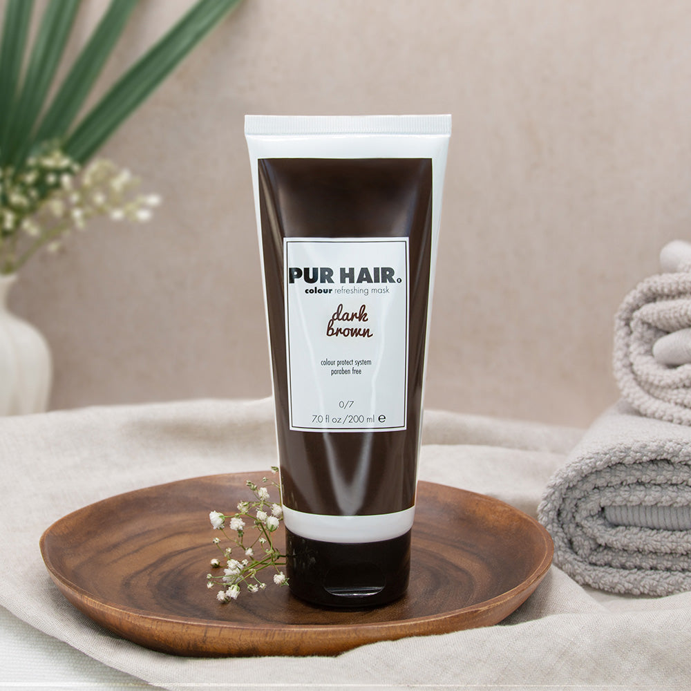 PUR HAIR Colour Refreshing Mask Dark Brown – Farbauffrischungsmaske für dunkel braunes Haar in 200 ml Tube, dekorativ auf Holzschale mit Handtuch und Pflanzendeko