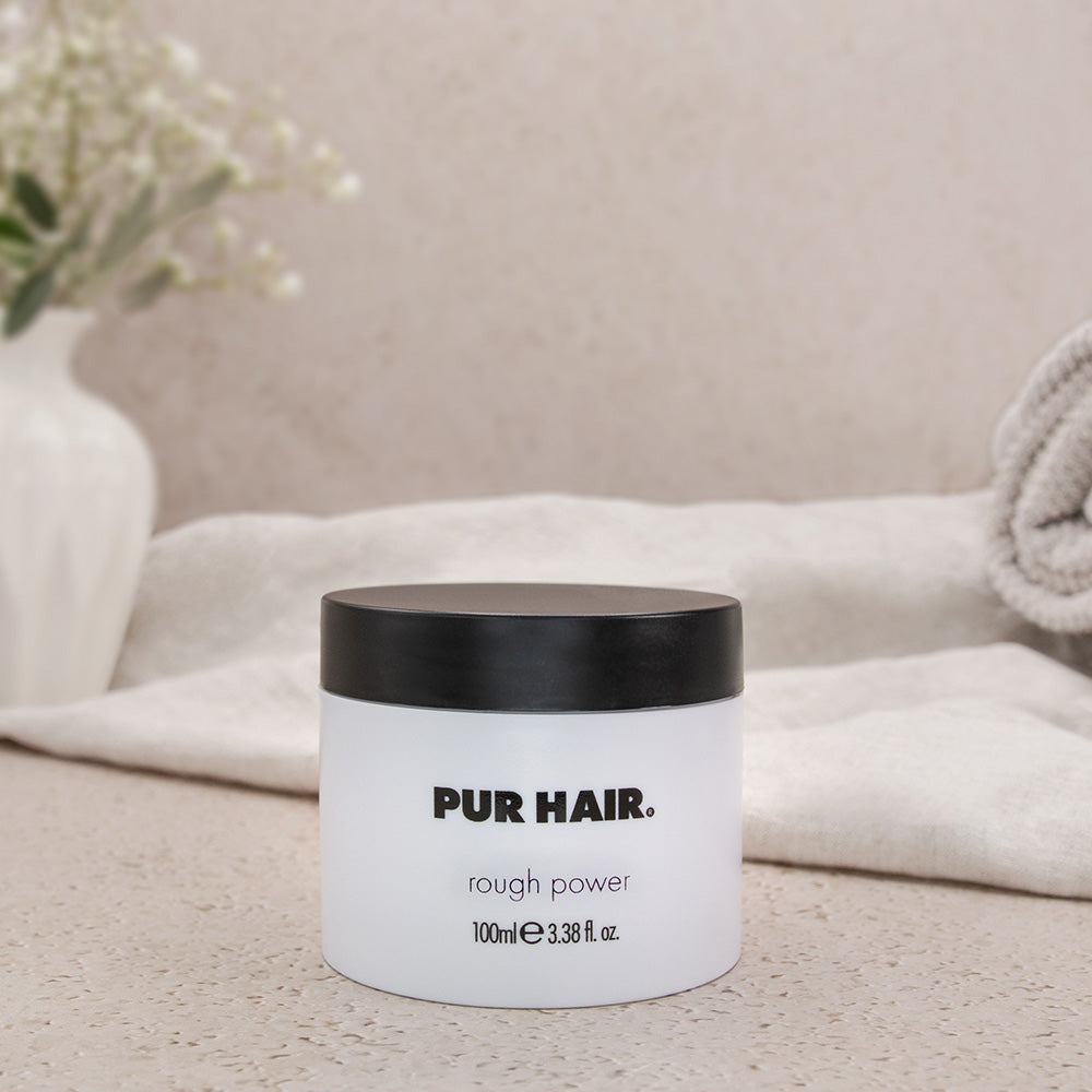 PUR HAIR Style Rough Power Haarstyling-Wachs, 100 ml, dekorativ inszeniert mit Handtuch, Vase und Pflanzen für natürliche Pflege und Styling im Bad