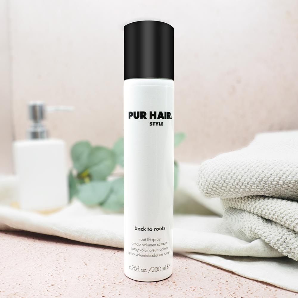 PUR HAIR Style Back To Roots Haarstyling Volumenschaum, 200 ml, dekorativ inszeniert mit Handtuch, Vase und Pflanzen für natürliche Pflege und Styling im Bad