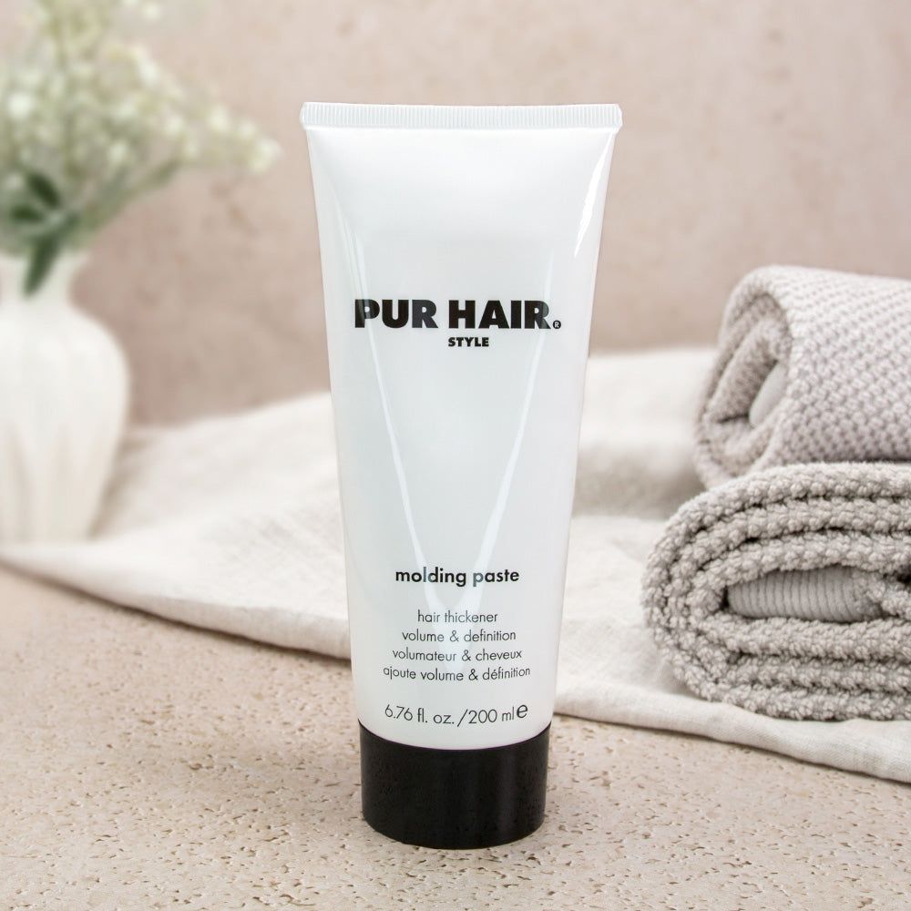 PUR HAIR Style Molding Paste Haarstyling-Paste, 200 ml, dekorativ inszeniert mit Handtuch, Vase und Pflanzen für natürliche Pflege und Styling im Bad