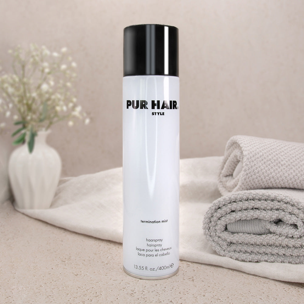 PUR HAIR Style Termination Mist Haarstyling Haarspray, 400 ml, dekorativ inszeniert mit Handtuch, Vase und Pflanzen für natürliche Pflege und Styling im Bad