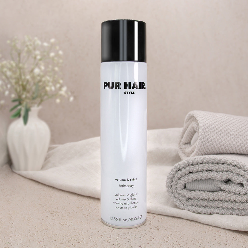 PUR HAIR Style Volume & Shine Haarstyling Haarspray, 400 ml, dekorativ inszeniert mit Handtuch, Vase und Pflanzen für natürliche Pflege und Styling im Bad
