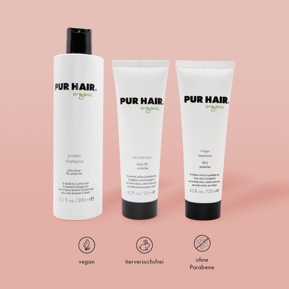 PUR HAIR Organic Haarpflege-Set: Protein Shampoo, Reconstructor und Magic Treatment vor rosanem Hintergrund. Symbole für vegan, tierversuchsfrei und ohne Parabene