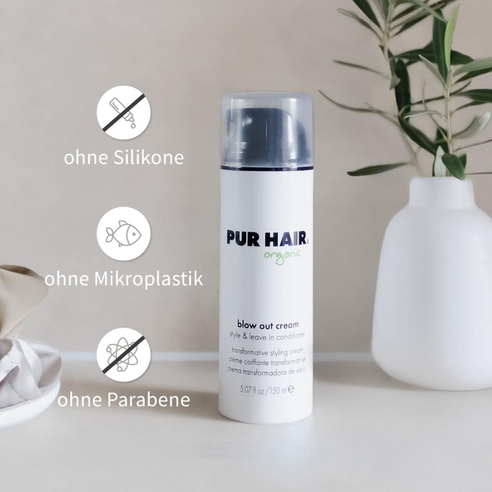 PUR HAIR organic Blow Out Cream – vegane Styling- und Leave-in-Conditioner-Creme, ohne Silikone, ohne Mikroplastik, ohne Parabene; Produkt steht dekorativ neben weißer Vase