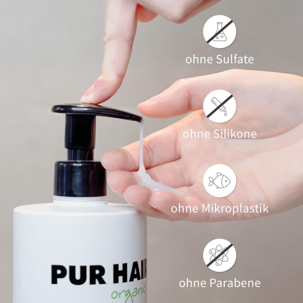 Finger pumpt weißes Shampoo aus PUR HAIR Organic Flasche, Produktmerkmale: ohne Sulfate, Silikone, Mikroplastik oder Parabene