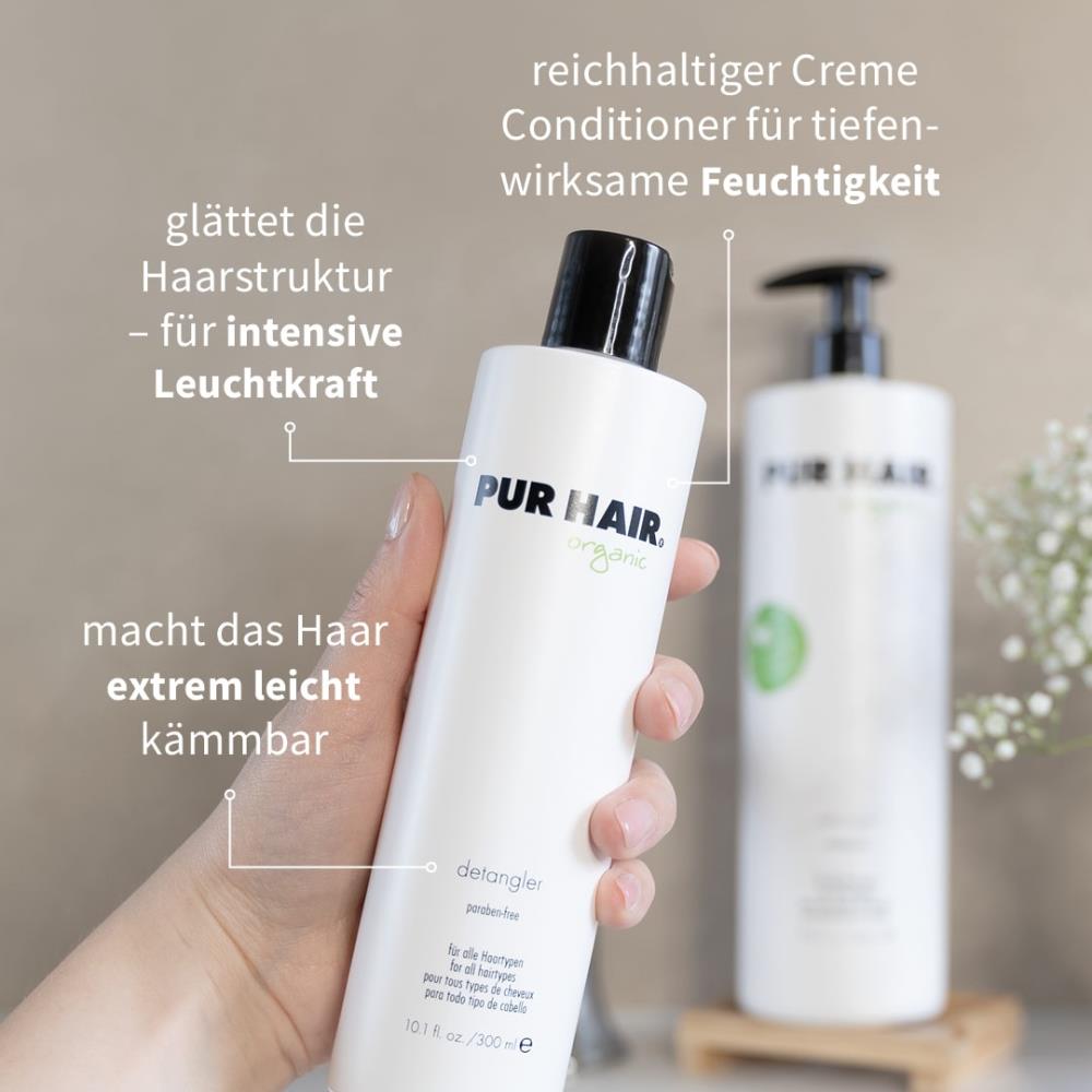 PUR HAIR Organic Detangler, 300 ml Flasche in der Hand, mit Vorteilstext zu Feuchtigkeit, Glanz und Kämmbarkeit