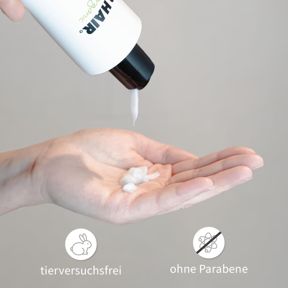 Hand drückt weiße Detangler Creme aus der Flasche in die Handfläche, daneben Symbole: tierversuchsfrei, ohne Parabene