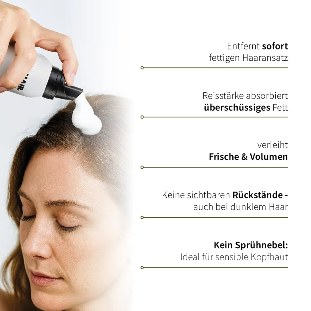 Anwendung des PUR HAIR Style Dry Foam Shampoos: Schaum wird direkt am Haaransatz aufgetragen. Text daneben hebt Vorteile hervor: entfernt sofort fettigen Ansatz, Reisstärke absorbiert überschüssiges Fett, verleiht Frische und Volumen, keine Rückstände auch bei dunklem Haar, kein Sprühnebel – ideal für sensible Kopfhaut