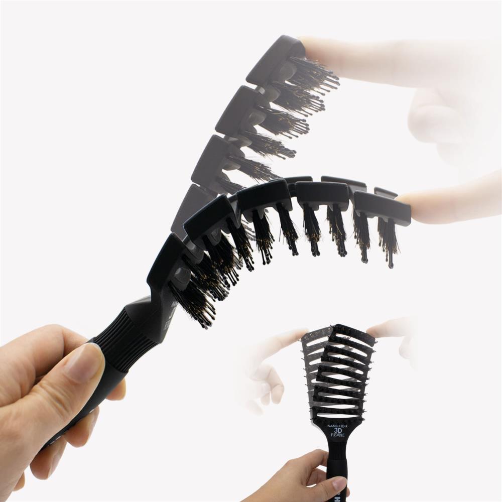 PUR HAIR Magic Flex Brush Demonstration: Schwarze Haarbürste wird von Hand gebogen, zeigt die flexible 3D-Bauweise und sanfte Borsten, die sich Kopfhaut und Haar anpassen