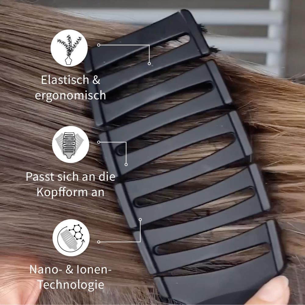 Nahaufnahme einer schwarzen PUR HAIR Magic Flex Brush, die durch blondes Haar gleitet – elastisch & ergonomisch, passt sich an die Kopfhaut an, Nano- und Ionentechnologie