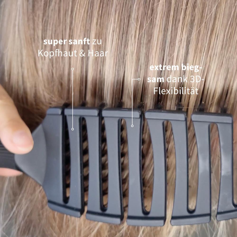 Nahaufnahme einer schwarzen PUR HAIR Magic Flex Brush, die durch blondes Haar gleitet – sanft zur Kopfhaut und extrem biegsam dank 3D-Flexibilität