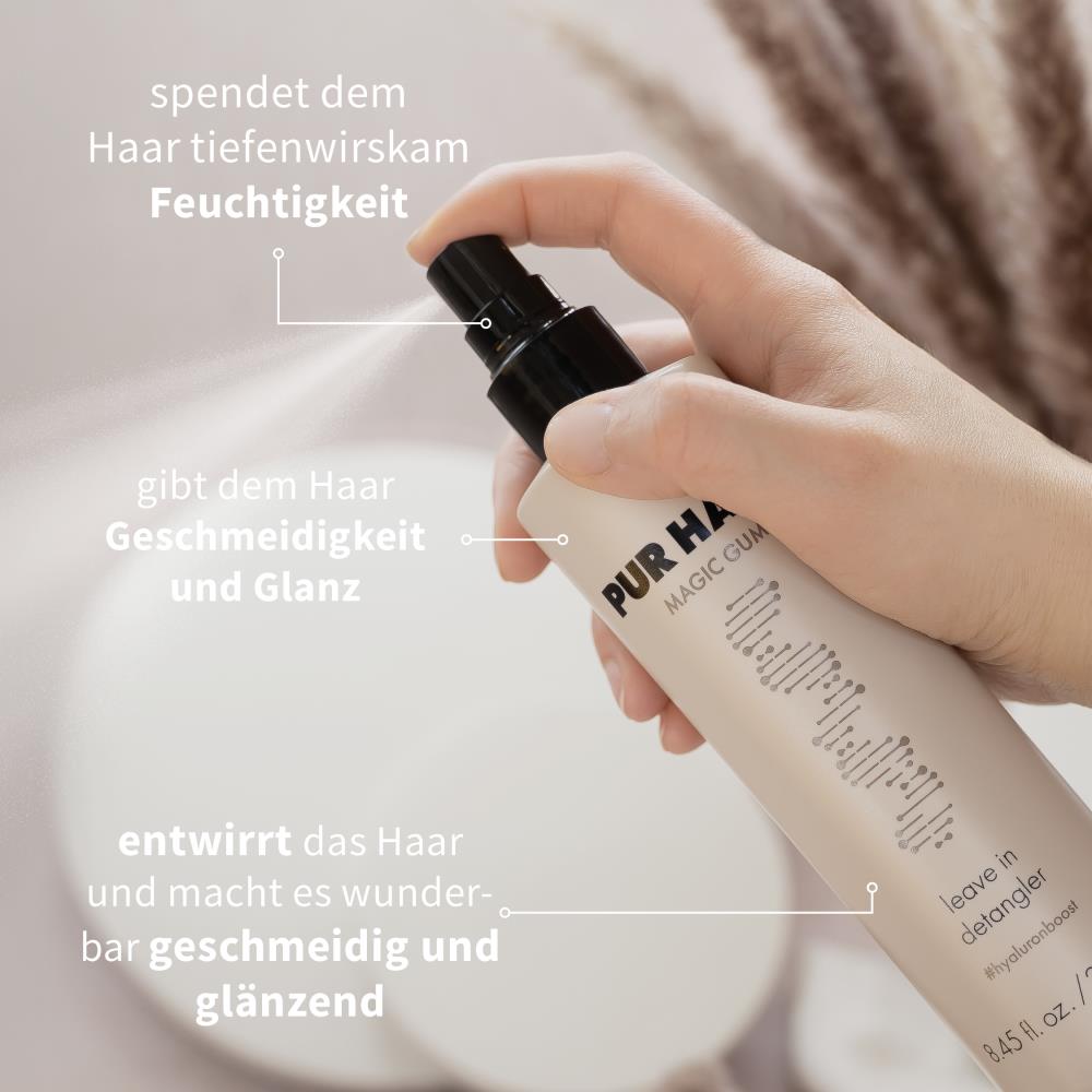 Anwendung von PUR HAIR Magic Gum Leave-in Detangler Spray mit Vorteilstext zu Feuchtigkeit, Glanz und Kämmbarkeit