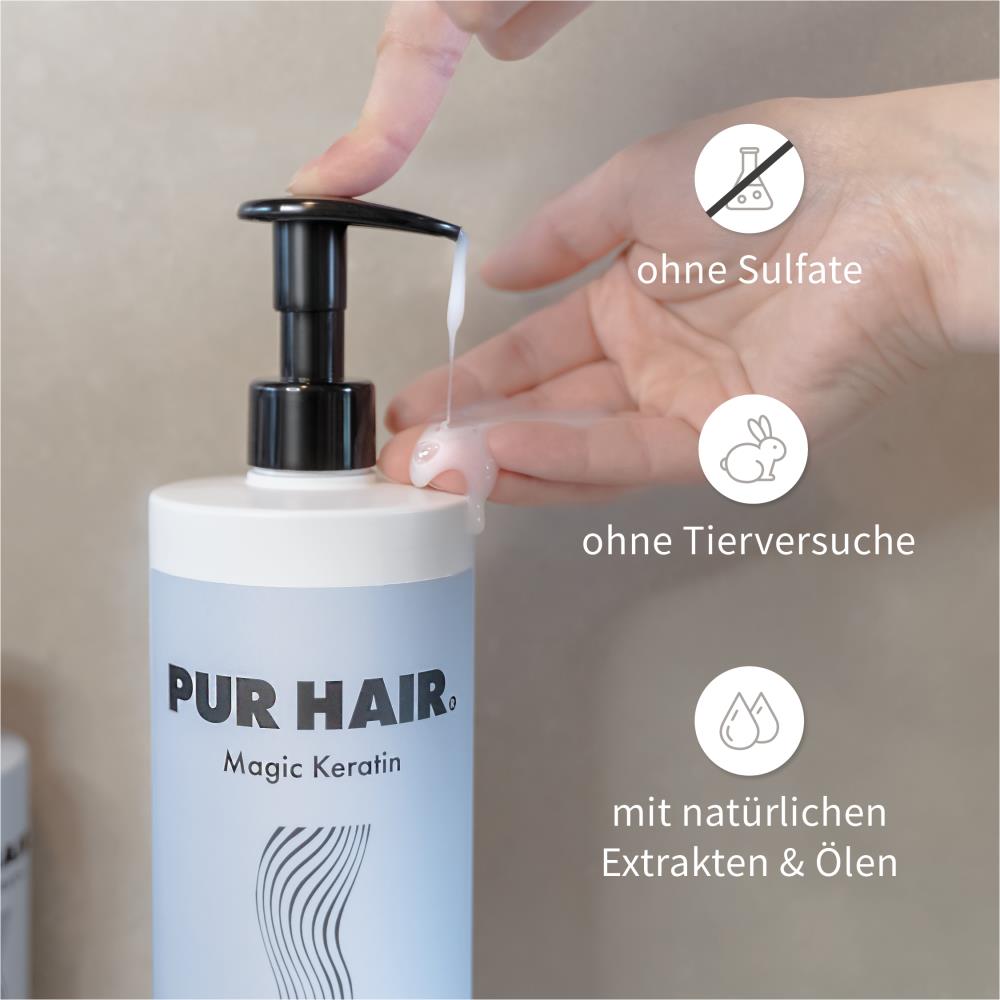 Finger pumpt weißes Shampoo aus PUR HAIR Magic Keratin Flasche, Produktmerkmale: ohne Sulfate, ohen Tierversuche mit natürlichen Extrakten & Ölen