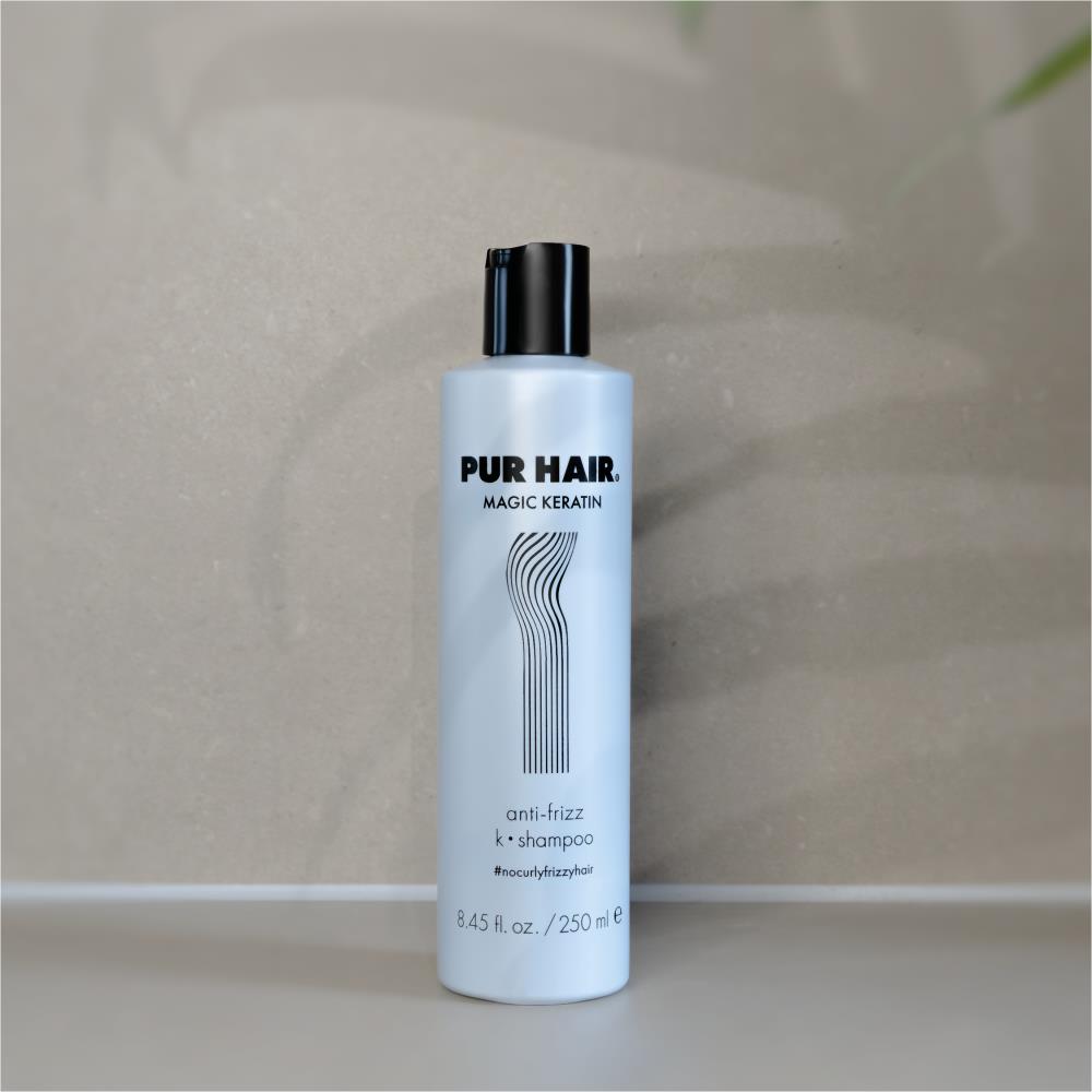 PUR HAIR Magic Keratin Shampoo, 250 ml Flasche in hellblau mit schwarzem Deckel vor beigem Hintergrund