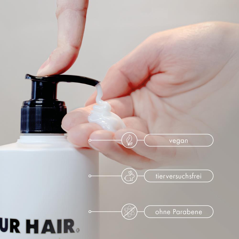 Finger drückt weißes Magic Treatment aus der Flasche in die Handfläche, daneben Symbole: vegan, tierversuchsfrei, ohne Parabene