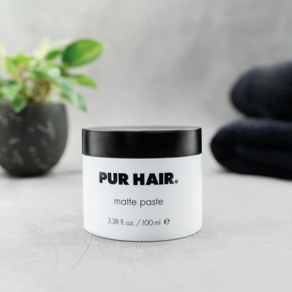 PUR HAIR Style Matte Paste Haarstyling Haarwachs, 100 ml, dekorativ inszeniert mit Handtuch, Vase und Pflanzen für natürliche Pflege und Styling im Bad