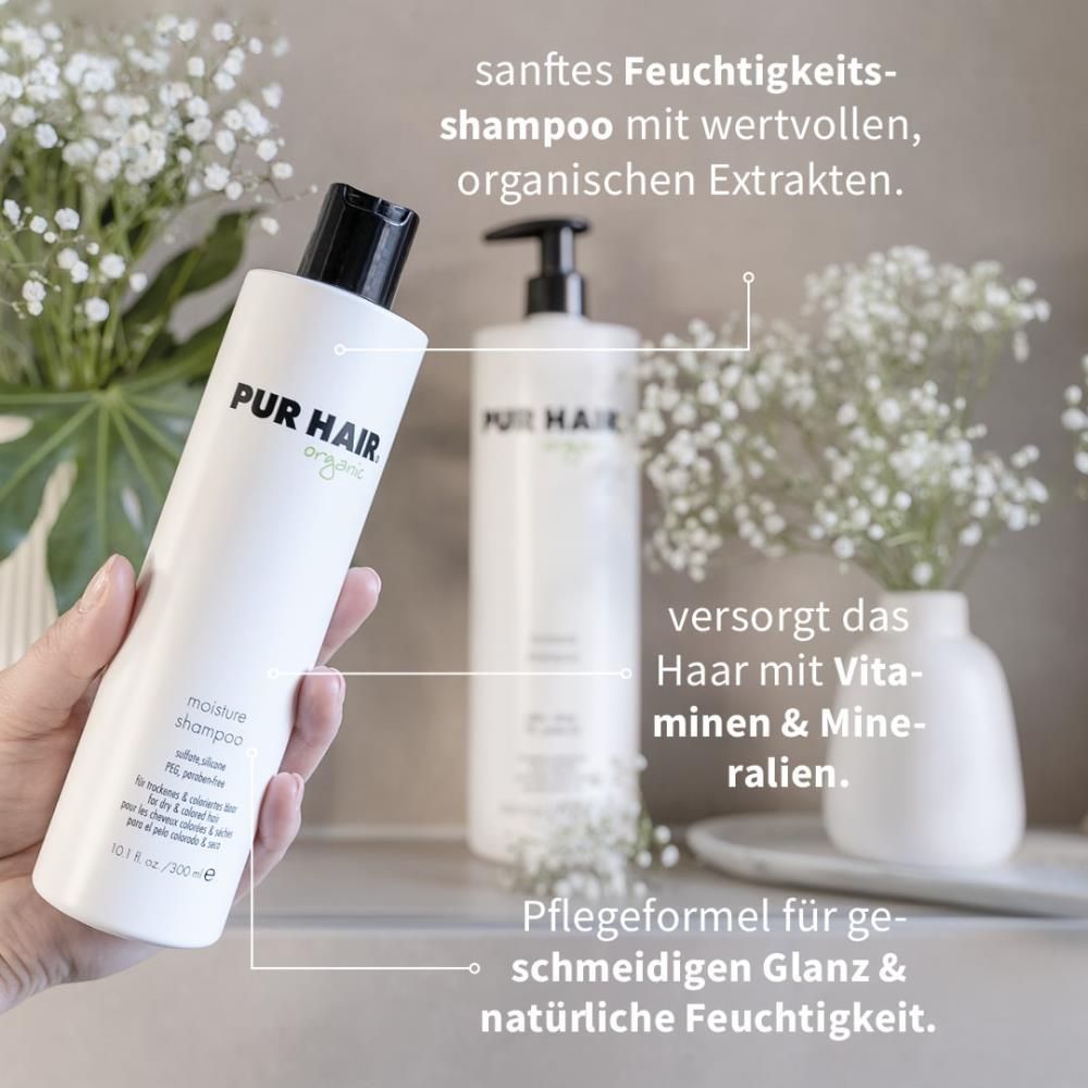 Hand hält PUR HAIR Organic Moisture Shampoo, 300 ml Flasche, daneben eingeblendete Vorteile: sanftes Feuchtigkeitsshampoo, mit Vitaminen & Mineralien, geschmeidiger Glanz & natürliche Feuchtigkeit