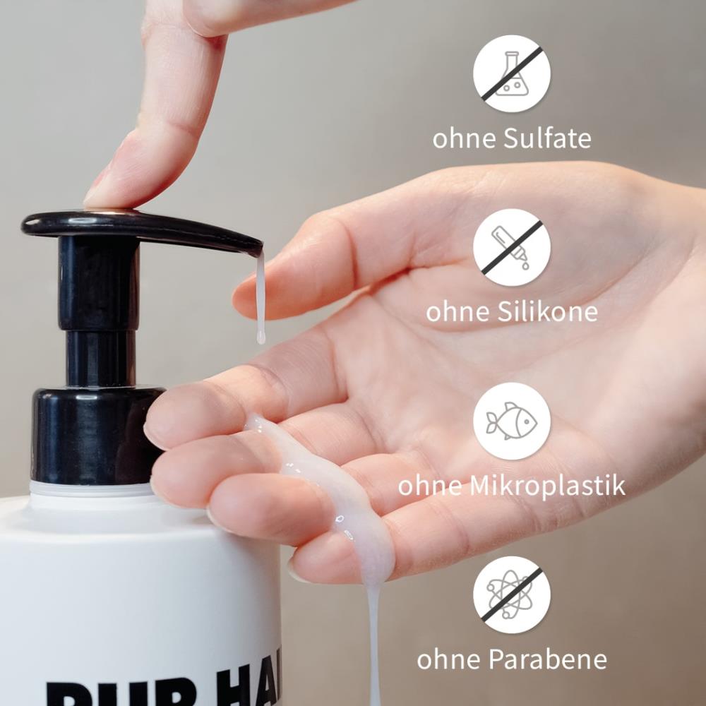Finger drückt weißes Moisture Treatment aus der Flasche in die Handfläche, daneben Symbole: ohne Sulfate, ohne Silikone, ohne Mikroplastik, ohne Parabene