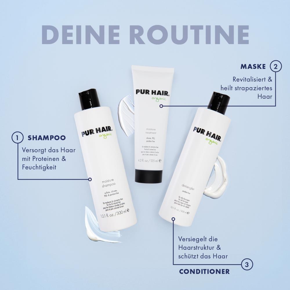 PUR HAIR Organic Haarpflegeroutine mit drei Produkten: Shampoo für Proteine und Feuchtigkeit, Maske zur Revitalisierung und Heilung strapazierten Haars, Conditioner zum Versiegeln der Haarstruktur und Schutz. Präsentiert auf blauem Hintergrund mit Produktbeschriftungen