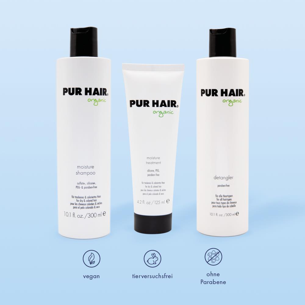PUR HAIR Organic Haarpflege-Set: Moisture Shampoo, Moisture Treatment und Detangler vor blauem Hintergrund. Symbole für vegan, tierversuchsfrei und ohne Parabene