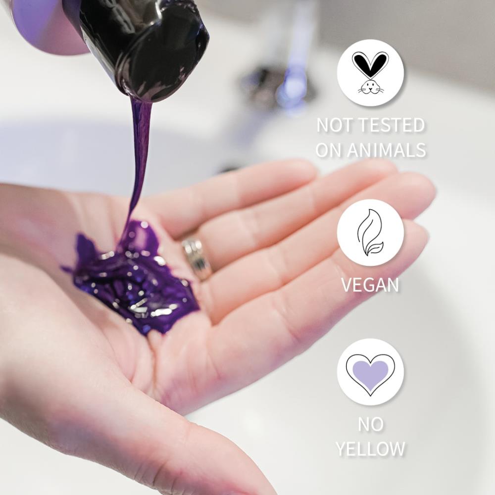 PUR HAIR No Yellow Shampoo in kräftigem Violett wird in die Handfläche gegeben – veganes, tierversuchsfreies Anti-Gelbstich-Shampoo für strahlendes Blond