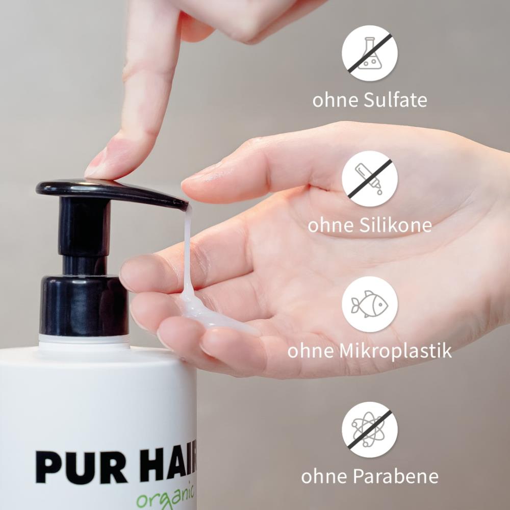 Finger pumpt weißes Shampoo aus PUR HAIR Organic Flasche, Produktmerkmale: ohne Sulfate, Silikone, Mikroplastik oder Parabene