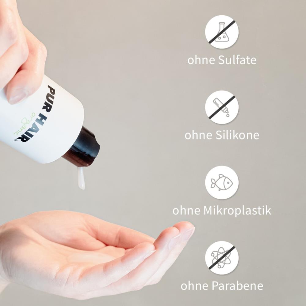 Hand drückt weißes Shampoo aus PUR HAIR Organic Flasche, Produktmerkmale: ohne Sulfate, Silikone, Mikroplastik oder Parabene